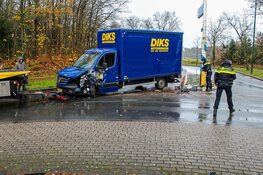 Gehuurde bakwagen botst op rotonde tegen palen in Huizen