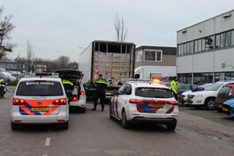 Zes &#39;vermoedelijke&#39; migranten achterin vrachtwagen aangetroffen