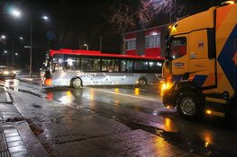 Bus keert tijdens route en komt vast te zitten