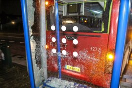 Bus keert tijdens route en komt vast te zitten