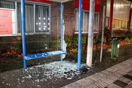 Bus keert tijdens route en komt vast te zitten