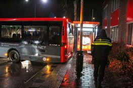 Bus keert tijdens route en komt vast te zitten