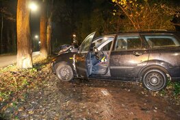 Auto knalt op boom tussen Huizen en Naarden