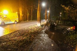 Auto knalt op boom tussen Huizen en Naarden