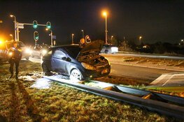 Auto in brand tijdens het rijden in Muiden