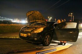 Auto in brand tijdens het rijden in Muiden