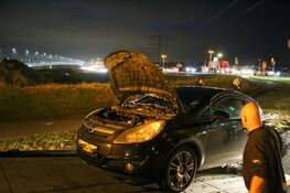 Auto in brand tijdens het rijden in Muiden