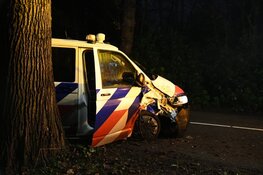 Politiebusje onderweg naar melding krijgt ongeluk