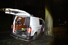 Politiebusje onderweg naar melding krijgt ongeluk