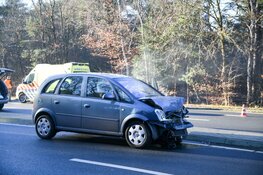 Botsing op kruising Bussum, bestuurder bevrijdt door brandweer