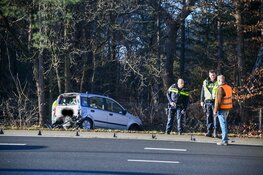 Botsing op kruising Bussum, bestuurder bevrijdt door brandweer