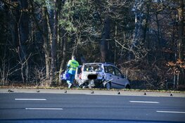 Botsing op kruising Bussum, bestuurder bevrijdt door brandweer