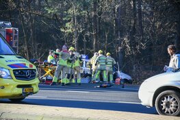Botsing op kruising Bussum, bestuurder bevrijdt door brandweer