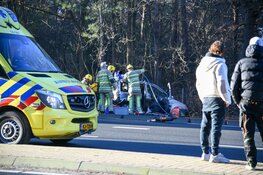Botsing op kruising Bussum, bestuurder bevrijdt door brandweer