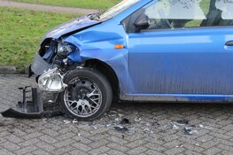 Automobilist raakt gewond bij botsing in Huizen
