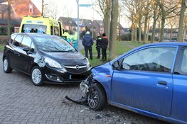 Automobilist raakt gewond bij botsing in Huizen
