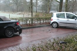 Twee ongelukken in dezelfde straat door spekgladde weg in Laren