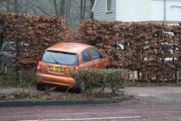 Twee ongelukken in dezelfde straat door spekgladde weg in Laren