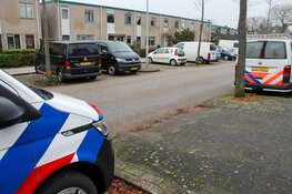 Forensische opsporing doet onderzoek in woning in Huizen