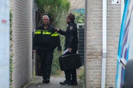 Forensische opsporing doet onderzoek in woning in Huizen