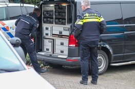 Forensische opsporing doet onderzoek in woning in Huizen