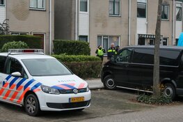 Forensische opsporing doet onderzoek in woning in Huizen