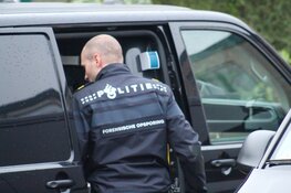 Forensische opsporing doet onderzoek in woning in Huizen