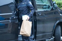 Forensische opsporing doet onderzoek in woning in Huizen