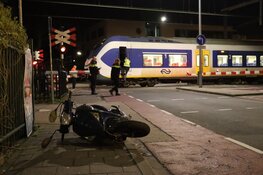 Scooterrijder ongedeerd na botsing met trein