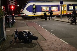 Scooterrijder ongedeerd na botsing met trein