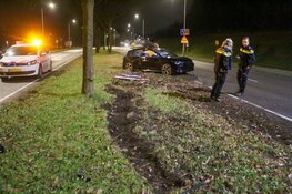 Auto vliegt uit de bocht in Huizen, beide inzittenden ontkennen te hebben gereden
