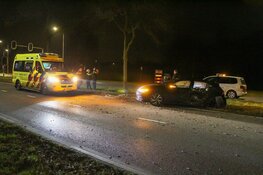 Auto vliegt uit de bocht in Huizen, beide inzittenden ontkennen te hebben gereden