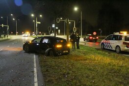 Auto vliegt uit de bocht in Huizen, beide inzittenden ontkennen te hebben gereden