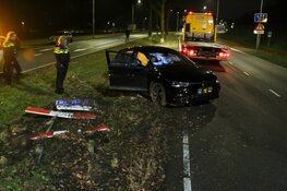Auto vliegt uit de bocht in Huizen, beide inzittenden ontkennen te hebben gereden