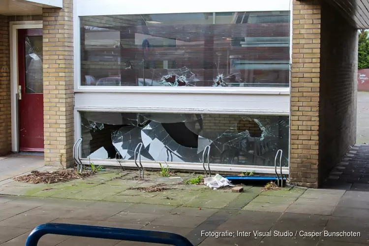 Spoor van vernieling bij winkelcentrum in Huizen
