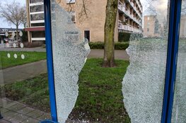 Spoor van vernieling bij winkelcentrum in Huizen
