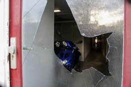 Spoor van vernieling bij winkelcentrum in Huizen