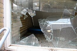 Spoor van vernieling bij winkelcentrum in Huizen