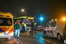 Vrouw ernstig gewond bij aanrijding met bus in Kortenhoef