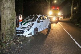 Auto tegen boom in Naarden