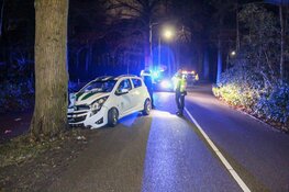 Auto tegen boom in Naarden
