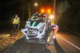 Auto tegen boom in Naarden