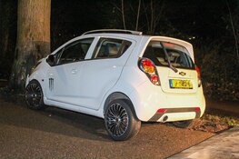 Auto tegen boom in Naarden