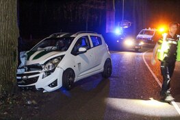 Auto tegen boom in Naarden