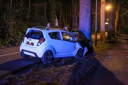 Auto tegen boom in Naarden