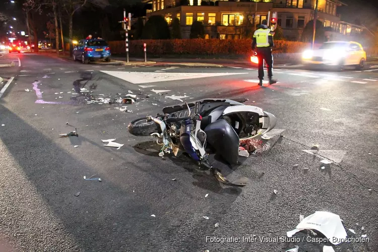 Motorrijder en auto in botsing in Huizen