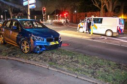 Motorrijder en auto in botsing in Huizen