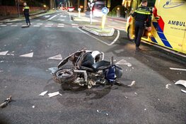 Motorrijder en auto in botsing in Huizen