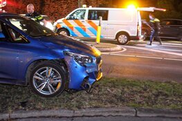 Motorrijder en auto in botsing in Huizen