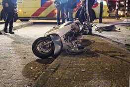 Botsing tussen auto en brommer in Huizen